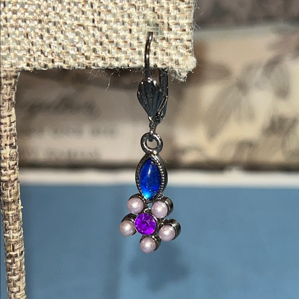 Gun metal floral dangle earrings, blue and purple - Picture 5 of 7